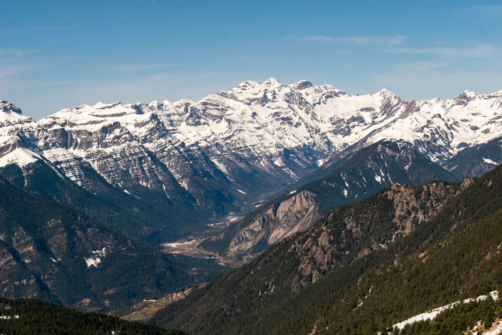 Monte Perdido nevado sobre el valle de Pineta